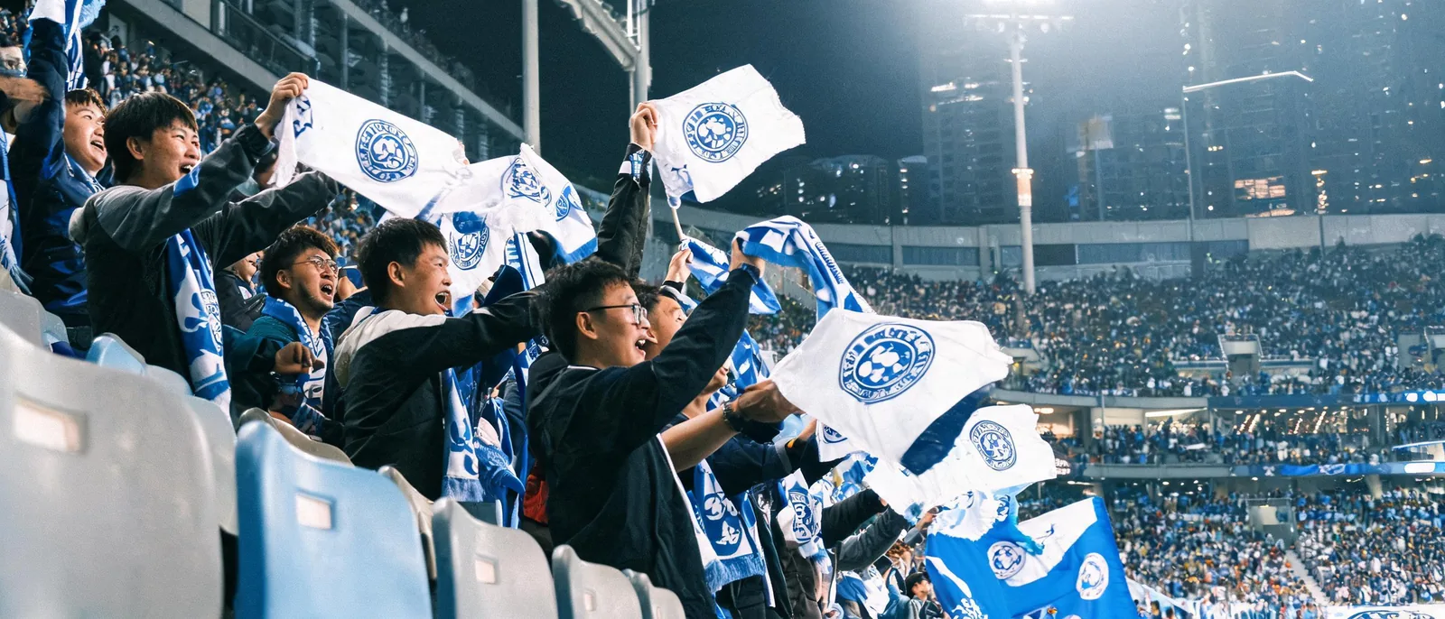 球迷在看台舉旗慶祝,象徵球隊晉級台灣大賽的氣氛
