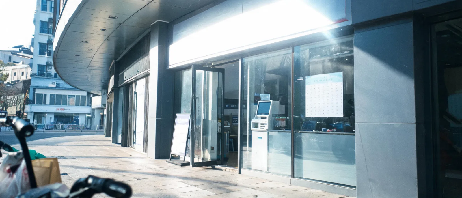 台灣彩券經銷商店面招牌與門市外觀,象徵合法彩券與地下六合彩簽注的差異