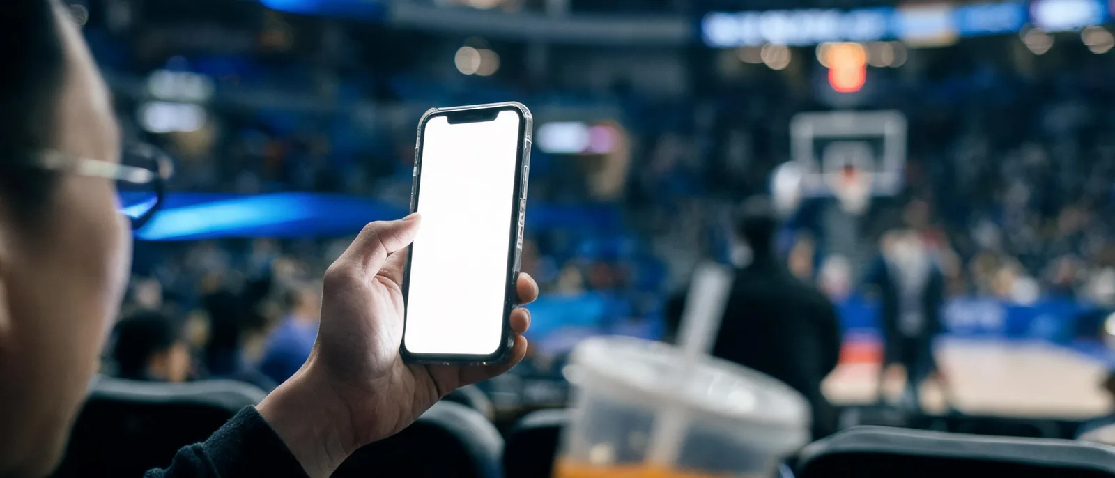 球迷用手機核對NBA比賽剩餘時間與即時賽況